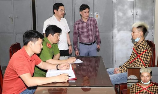Công an tỉnh Hà Nam lấy lời khai của đối tượng Nguyễn Văn Thành. Ảnh: CTV
