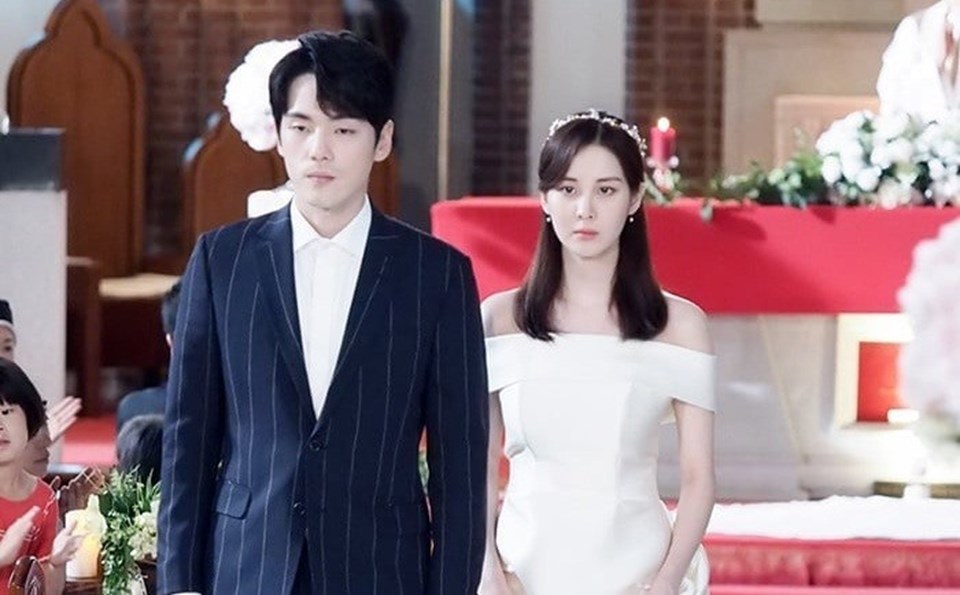 Kim Jung Hyun xin lỗi bạn diễn Seohyun (SNSD) và ê-kíp phim "Time". Ảnh cắt phim. Kim Jung Hyun xin lỗi bạn diễn Seohyun (SNSD) và ê-kíp phim "Time". Ảnh cắt phim.