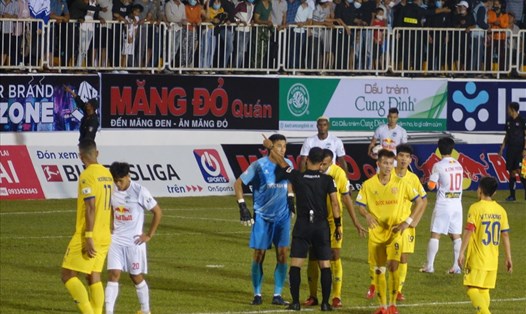Nhiều khán giả phải đứng sát ngay hàng rào ngăn cách giữa sân và khán đài, để xem trận Hoàng Anh Gia Lai thắng Nam Định 4-3 mới đây. Ảnh: Nguyễn Đăng.