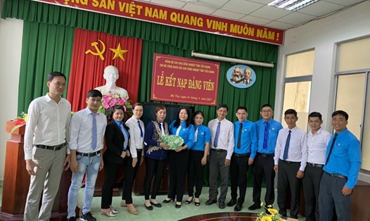 Chi bộ Công đoàn Các KCN tỉnh Tiền Giang tổ chức lễ kết nạp đảng viên mới. Ảnh: K.Q