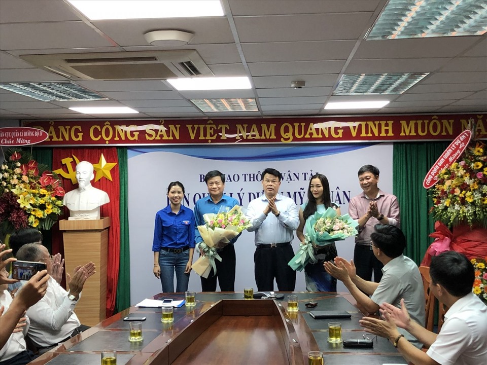 Ông Đỗ Nga Việt - Chủ tịch Công đoàn Giao thông Vận tải Việt Nam (giữa ảnh) tặng hoa chúc mừng Ban Chấp hành công đoàn cơ sở Ban Quản lý dự án Mỹ Thuận. Ảnh: CĐGT