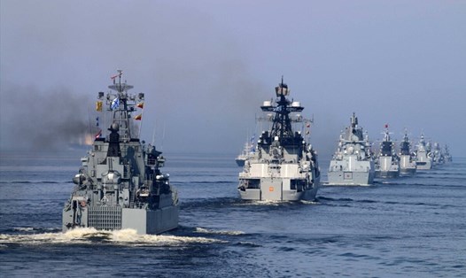Chiến hạm Nga trong một cuộc duyệt binh hải quân ở St.Petersburg Ảnh: Xinhua