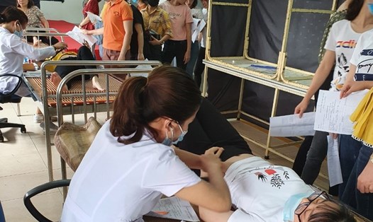 Công đoàn Công ty TNHH Kido Vinh đã phối hợp với Trung tâm y tế dự phòng tỉnh Nghệ An tổ chức tư vấn, khám sức khỏe cho 3.800 đoàn viên. Ảnh: KO