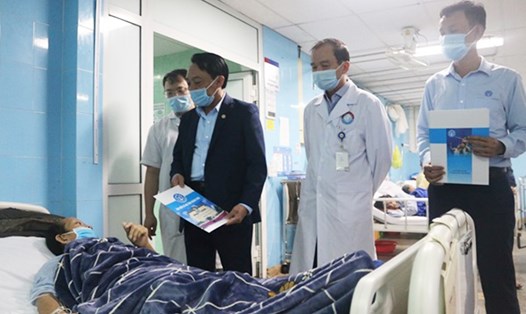 Ông Phạm Thanh Tùng - Giám đốc BHXH tỉnh Quảng Bình - thăm hỏi và tặng quà cho bệnh nhân tại khoa Nội thận Tiết niệu Bệnh viện Hữu nghị Việt Nam - Cuba Đồng Hới dịp Tết Nguyên đán Tân Sửu 2021. Ảnh: BHQB