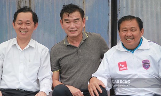 Huấn luyện viên Phan Thanh Hùng (giữa) chia tay Bình Dương khi V.League 2021 mới chỉ qua 9 vòng đấu. Ảnh: Thanh Vũ.