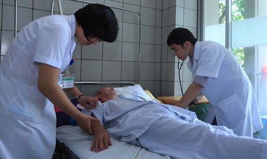 Y bác sĩ chăm sóc người bệnh tại BV Bạch Mai (Ảnh chụp trước thời điểm xảy ra dịch bệnh COVID-19). Ảnh: Hải Nguyễn