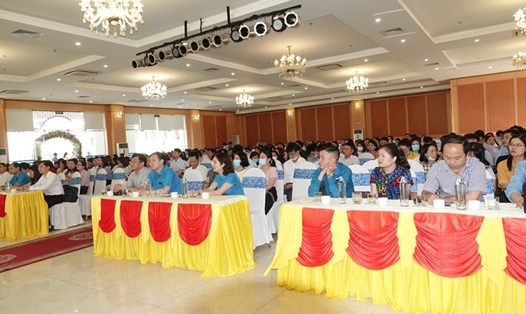 Đại biểu khách mời cùng gần 300 cán bộ công đoàn cốt cán thuộc Công đoàn ngành Giáo dục Hà Tĩnh tham gia buổi tập huấn nghiệp vụ công đoàn sáng 14.4. Ảnh: Trần Tuấn.