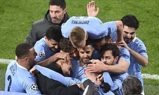 Niềm vui của các cầu thủ Man City sau khi vượt qua tứ kết. Ảnh: AFP.