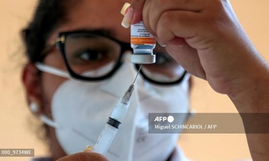 Nhân viên y tế chuẩn bị tiêm vaccine COVID-19 cho người dân ở bang Sao Paulo, Brazil. Ảnh: AFP