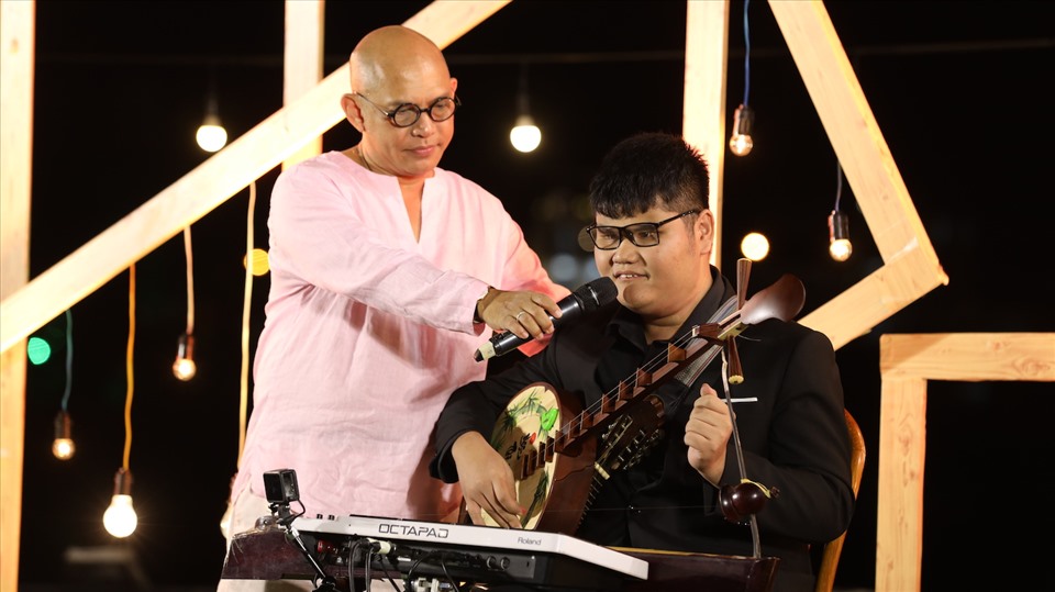 Color Man và Ngọc Thịnh trong "Sô diễn cuộc đời". Ảnh: NSX