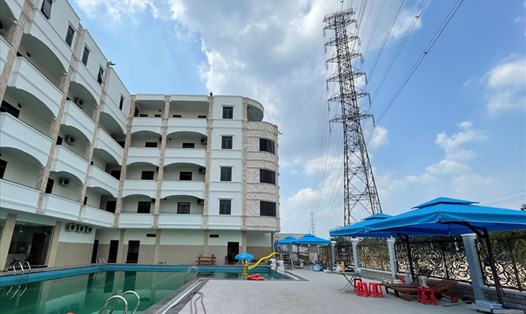 Công trình nhà ở không phép gần trụ điện cao thế tại phường Bình Hòa, thành phố Thuận An, Bình Dương. Ảnh: Dương Bình