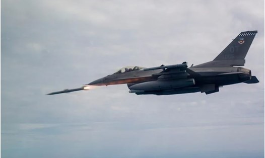 Chiến đấu cơ F-16 của không quân Mỹ bắn AIM-120 AMRAAM trên vịnh Mexico gần căn cứ không quân Eglin. Ảnh: Không quân Mỹ.