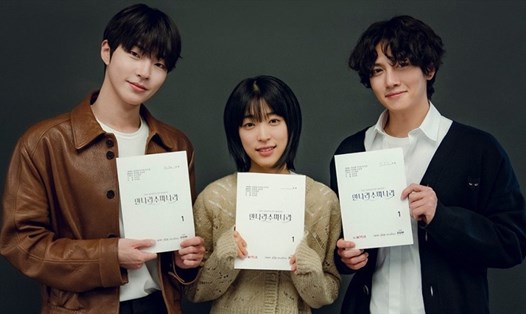 Ji Chang Wook, Choi Sung Eun và Hwang In Yeop trong buổi đọc kịch bản. Ảnh cắt clip.