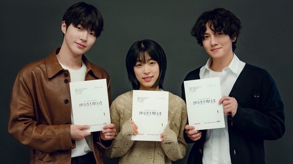 Ji Chang Wook, Choi Sung Eun và Hwang In Yeop trong buổi đọc kịch bản. Ảnh cắt clip.