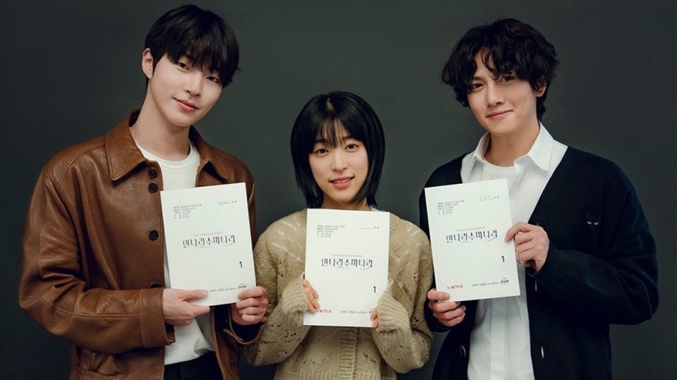 Ji Chang Wook, Choi Sung Eun và Hwang In Yeop trong buổi đọc kịch bản. Ảnh cắt clip. Ji Chang Wook, Choi Sung Eun và Hwang In Yeop trong buổi đọc kịch bản. Ảnh cắt clip.