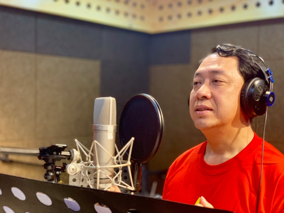 Ông Bùi Sơn Nam - Chủ tịch Công đoàn, Phó Tổng Giám đốc MobiFone gửi tặng Cuộc thi MV “Việt Nam ơi”. Ảnh: CĐ MobiFone