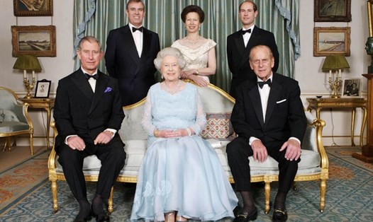 Nữ hoàng Anh Elizabeth II (hàng trước), Hoàng tử Philip - Công tước xứ Edinburgh (hàng trước, ngoài cùng bên phải) cùng các con vào ngày 18.11.2007. Ảnh: AFP