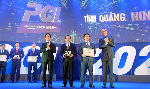 Lãnh đạo tỉnh Quảng Ninh nhận Cúp quán quân PCI 2020. Ảnh Minh Hà
