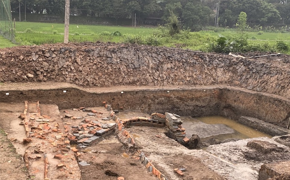 Tại Khu di tích Quốc gia đặc biệt Cố đô Hoa Lư, đoàn khảo cổ đã tiến hành khai quật khảo cổ trên diện tích 300 m2 tại vị trí quanh khu vực đền thờ vua Đinh Tiên Hoàng, đền thờ vua Lê Đại Hành và khu Cánh đồng Nội trong. Ảnh: NT