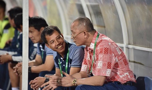 Chủ tịch Phạm Thanh Hùng và huấn luyện viên Hoàng Thọ vẫn sát cánh cùng đội bóng. Ảnh: Minh Hiếu