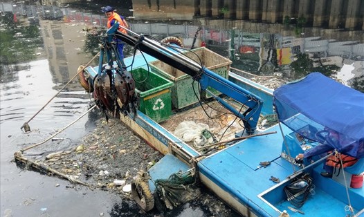 Công nhân vớt rác trên kênh Nhiêu Lộc - Thị Nghè.  Ảnh; Minh Quân