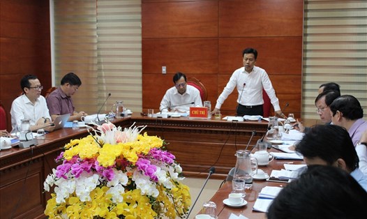 Chủ tịch UBND tỉnh Cà Mau đề nghị tăng cường, đổi mới tuyên truyền BHXH tự nguyện tại cuộc họp chiều 15.4. Ảnh: Nhật Hồ
