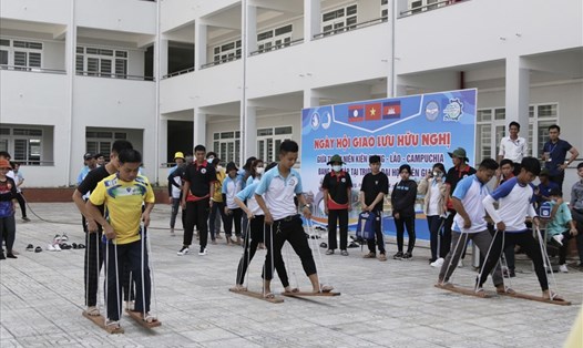 Các hoạt động vui tươi diễn ra trong ngày hội giao lưu giữa sinh viên 3 nước Việt Nam - Lào - Campuchia tại Trường Đại học Kiên Giang. Ảnh: PV
