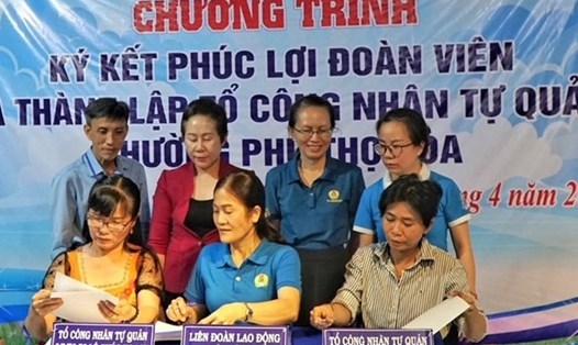 Đại diện LĐLĐ Quận Tân Phú và các chủ nhà trọ ký kết Chương trình “Phúc lợi đoàn viên” giảm giá phòng trọ 10% - 20% cho công nhân ở trọ. Ảnh: Đức Long