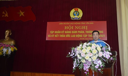 Đồng chí Phan Huy Cường- Phó Chủ tịch LĐLĐ tỉnh Yên Bái phát biểu tại Hội nghị. Ảnh: MQ