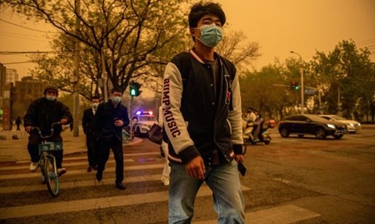 Người dân Bắc Kinh vật lộn với điều kiện chất lượng không khí nghiêm trọng, ảnh hưởng tới sức khỏe. Ảnh: AFP