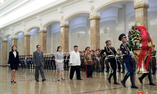 Nhà lãnh đạo Triều Tiên Kim Jong-un và phu nhân viếng thăm lăng mộ cố Chủ tịch Kim Nhật Thành tại cung điện mặt trời ngày 15.4. Ảnh: AFP
