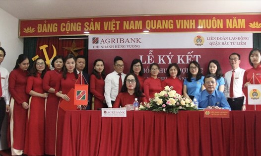 LĐLĐ quận Bắc Từ Liêm ký kết thỏa thuận hợp tác với Agribank - Chi nhánh Hùng Vương. Ảnh: CĐQ