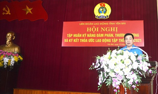 Ông Phan Huy Cường - Phó Chủ tịch LĐLĐ tỉnh Yên Bái phát biểu tại hội nghị. Ảnh: Mỹ Quỳnh