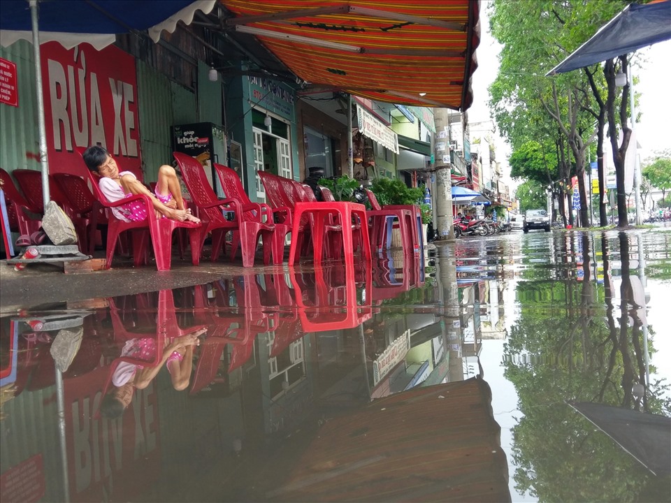 Một đoạn đường Điện Biên Phủ (quận Bình Thạnh) bị ngập khiến người dân buôn bán ế ẩm.  Ảnh: Minh Quân