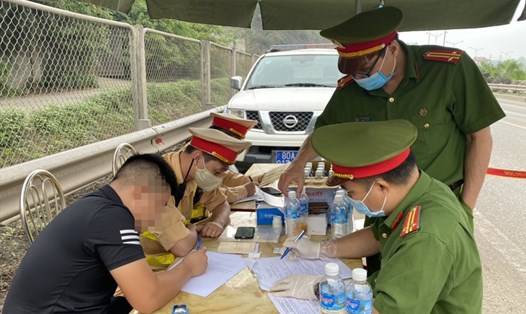 Chỉ trong một ngày, tại cao tốc Hà Nội - Thái Nguyên, lực lượng CSGT đã xử lý nhiều tài xế vi phạm nồng độ cồn, ma tuý. Ảnh: Xử lý vi phạm tại cao tốc Hà Nội - Thái Nguyên.