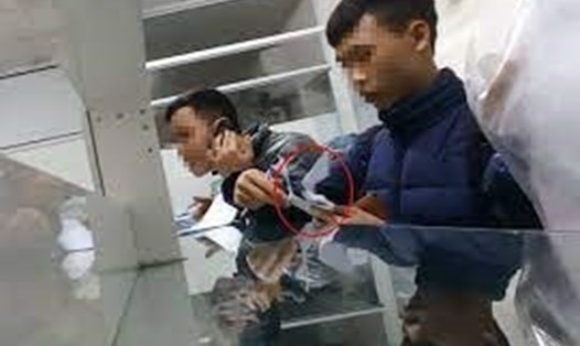 Cảnh đưa nhận tiền bôi trơn trong một điều tra của LĐ. Ảnh: Long Nguyễn