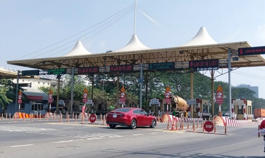 Trạm thu phí trên đường Nguyễn Văn Linh.  Ảnh: Minh Quân