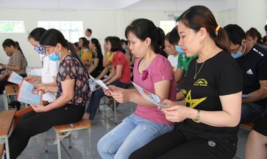 Cán bộ, công nhân, người lao động tham dự hội nghị tuyên truyền do LĐLĐ huyện Quỳnh Phụ (Thái Bình) tổ chức. Ảnh: T.C