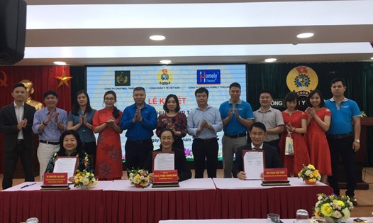 Các đơn vị tham gia lễ ký kết chương trình phúc lợi cho người lao động ngành Y tế. Ảnh: Nguyễn Khánh