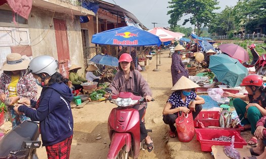 Cảnh người dân họp chợ tự phát ở khu vực chọ cũ (Chợ Sơn) dù chợ này đã chấm dứt hoạt động 5 tháng qua. Ảnh: Trần Tuấn