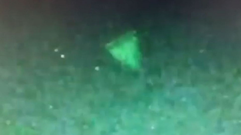 UFO hình kim tự tháp do quân nhân hải quân Mỹ chụp được. Ảnh chụp màn hình.