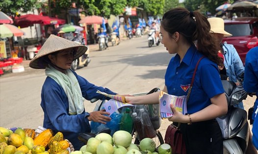 Cán bộ ngành BHXH Việt Nam tuyên truyền chính sách BHXH tự nguyện tới người dân. Ảnh: BHXH