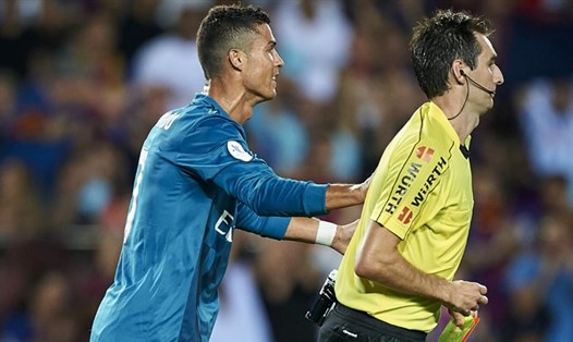 Cristiano Ronaldo "chỉ" đẩy sau lưng trọng tài và nhận án treo giò 5 trận. Ảnh: La Liga