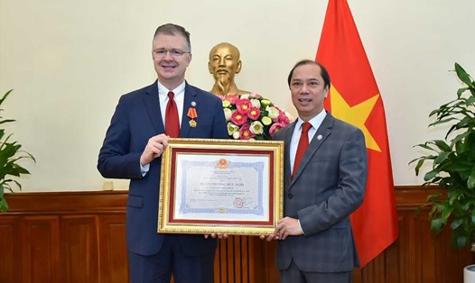Thứ trưởng Ngoại giao Nguyễn Quốc Dũng trao Huân chương hữu nghị cho Đại sứ Mỹ tại Việt Nam Daniel Kritenbrink. Ảnh: BNG
