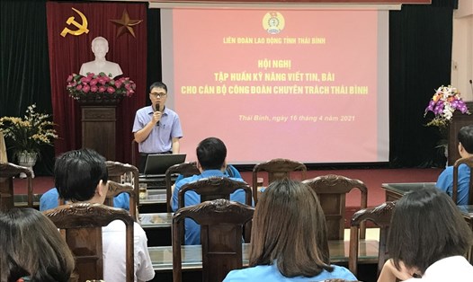 Cán bộ Công đoàn chuyên trách tỉnh Thái Bình được tập huấn kỹ năng viết tin, bài. Ảnh: ĐL
