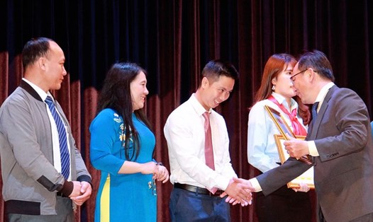 Ông Trần Đức Lợi - Phó Giám đốc Sở GD&ĐT Lâm Đồng trao giấy khen cho các Giáo viên giỏi. Ảnh: ĐT