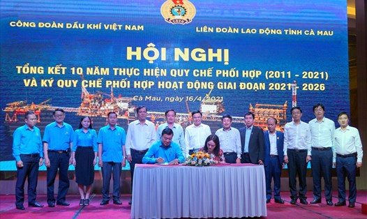 CĐDKVN cùng LĐLĐ tỉnh Cà Mau tiếp tục ký quy chế phối hợp giai đoạn 2021 -2026. Ảnh: Nhật Hồ