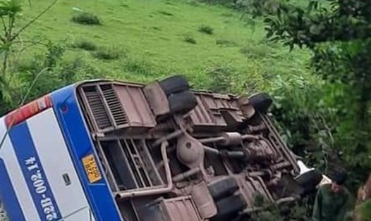 Tránh xe máy bất ngờ từ trong ngõ lao ra, xe chở công nhân bị lật ở Đầm Hà. Ảnh: CTV