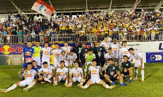Hoàng Anh Gia Lai đang khiến người hâm mộ phấn khích với chuỗi trận thi đấu thăng hoa, thành công từ đầu giải. Ảnh: Fanpage HAGL.