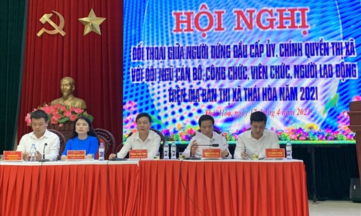 Hội nghị đối thoại giữa người đứng đầu cấp ủy, chính quyền địa phương với đội ngũ cán bộ, công chức, viên chức, người lao động thị xã Thái Hòa (Nghệ An). Ảnh: LC